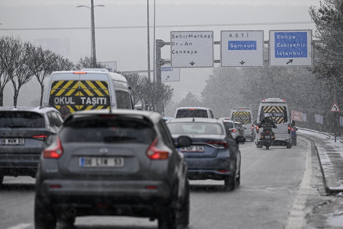 Ankara'da Kar Yağışı Devam Ediyor