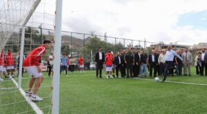 Hatay Büyükşehir Belediye Başkanı Mehmet Öntürk, Halı Sahayı İnceledi