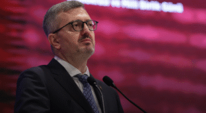 Burhanetti̇n Duran’dan Özgür Özel’i̇n Söylemleri̇ne Sert Tepki̇: “Si̇yasi̇ Nezaket Ve Gerçeklik Aşınmaktadır”