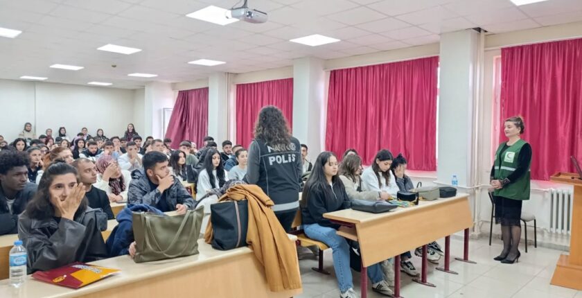 Kars’ta Üniversite Öğrencilerine Kumar ve Tütün Bağımlılığı Eğitimi Verildi