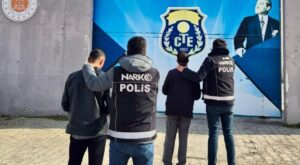Kars’ta Uyuşturucu Operasyonu: Kesinleşmiş Hapis Cezası Bulunan 2 Şahıs Tutuklandı