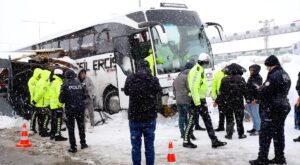 Bitlis’te yolcu otobüsü polis noktasına çarptı: 4 polis memuru yaralandı