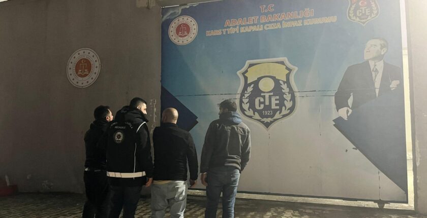 Kars’ta Göçmen Kaçakçılığı Operasyonu: 23 Düzensiz Göçmen Yakalandı, 3 Şüpheli Tutuklandı