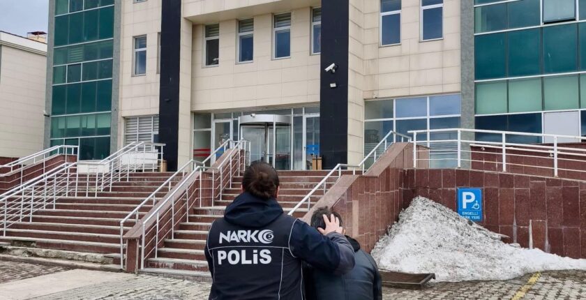 Kars’ta Narkotik Operasyonu: Sokak Satıcısına Tutuklama