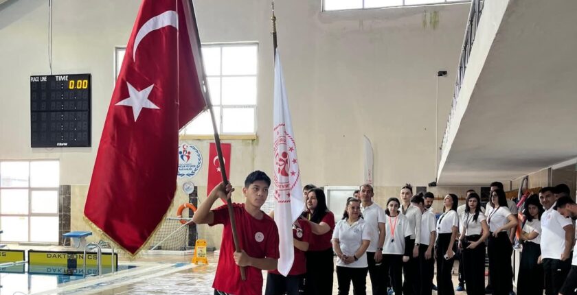 Kars’ta 23 Nisan coşkusu havuzda yaşandı: yüzme il birinciliği tamamlandı