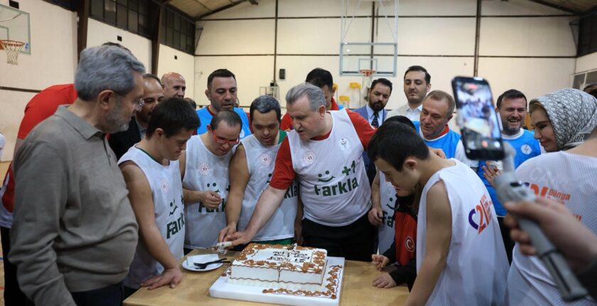 Bakan Bak, Down Sendromlu Özel Sporcularla Sahaya Çıktı: “Onların Mutluluğu Bizim İçin Değerli”