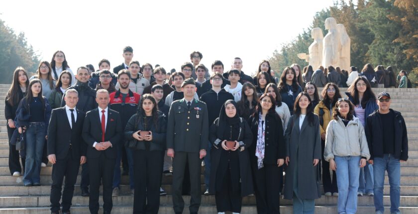 Yürüyen Köşk’ün Çınarından Alınan Emanet Anıtkabir’de Toprakla Buluştu
