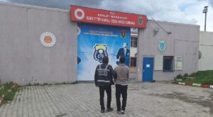 Kars Emniyetinden Başarılı Operasyon: Aranan Dolandırıcı Yakalandı