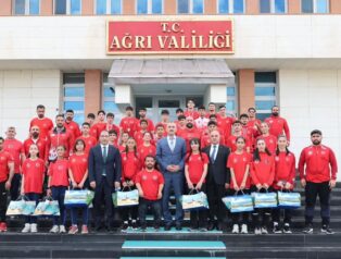 Vali Dr.Önder BOZKURT, ili başarıyla temsil eden 32 sporcu ve antrenörlerini makamında ağırladı.