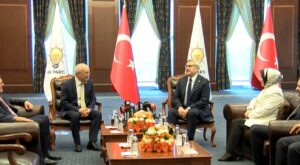 AK Parti ve CHP Heyetleri 3 Bayram Sonra Yeniden Bayramlaştı