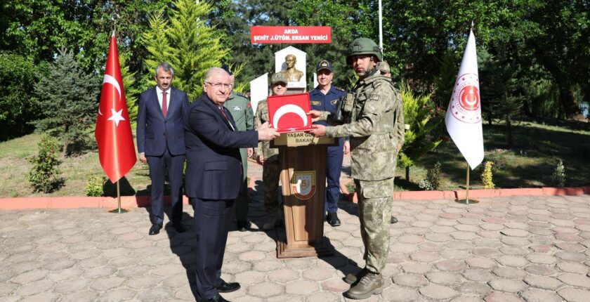 Milli Savunma Bakanı Yaşar Güler’den Sınırda Bayramlaşma: Cumhurbaşkanı Erdoğan Mehmetçiğe Telefonla Hitap Etti