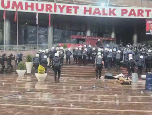 Polis Ekipleri CHP Genel Merkezi’ne Girdi: Bahçe Kapısı Yıkıldı, Biber Gazlı Müdahale Gerçekleşti