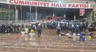 Polis Ekipleri CHP Genel Merkezi’ne Girdi: Bahçe Kapısı Yıkıldı, Biber Gazlı Müdahale Gerçekleşti