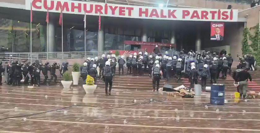Polis Ekipleri CHP Genel Merkezi’ne Girdi: Bahçe Kapısı Yıkıldı, Biber Gazlı Müdahale Gerçekleşti
