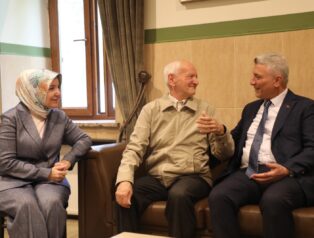 Bakan Bolat’tan Kurban Bayramı Öncesi Huzurevi Ve Çocuk Evleri Sitesine Anlamlı Ziyaret