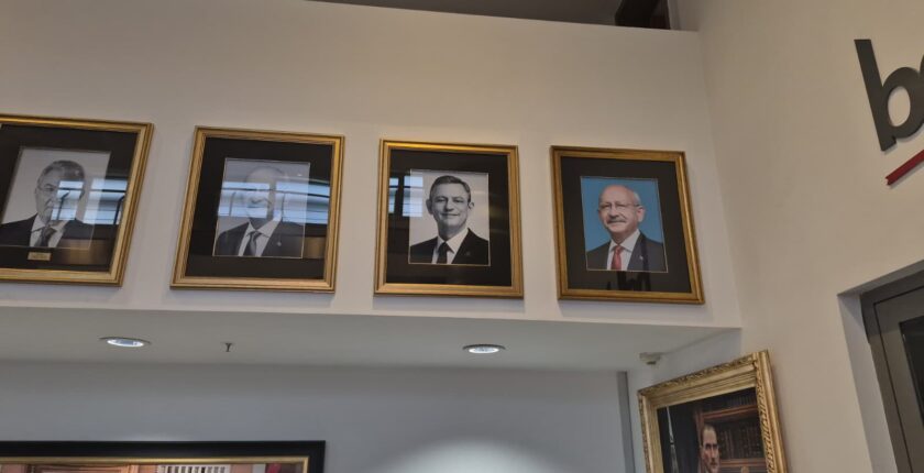 Kemal Kılıçdaroğlu’nun Fotoğrafı Ve İsimliği CHP Genel Merkezi’ne Yeniden Asıldı