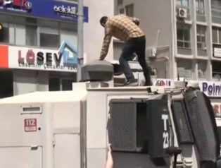 İzmir’deki Eylemde TOMA’ya Zarar Veren Müdür Yardımcısı Tutuklandı Ve Görevden Uzaklaştırıldı
