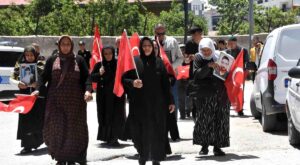 Vanlı annelerin evlat nöbeti devam ediyor