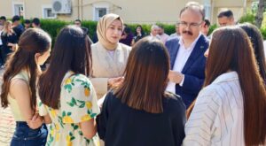Vali Kızılkaya Bayram Namazı Sonrası Vatandaşlarla Bayramlaştı, Görev Başındaki Personeli Ziyaret Etti