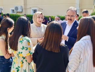 Vali Kızılkaya Bayram Namazı Sonrası Vatandaşlarla Bayramlaştı, Görev Başındaki Personeli Ziyaret Etti