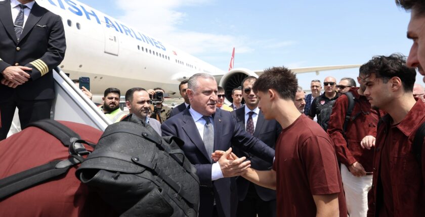 Gençlik Ve Spor Bakanı Osman Aşkın Bak A Milli Futbol Takımı’nı ABD’ye Yolcu Etti: İnşallah Yolun Sonu Final Olur