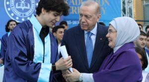 Cumhurbaşkanı Erdoğan Ve Eşi Emine Erdoğan Torunlarının Mezuniyet Törenine Katıldı