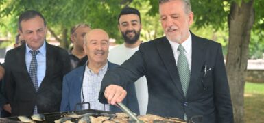 Bursa Balık Festivali’ne Yoğun İlgi: 3 Bin Balık Ekmek İkram Edildi