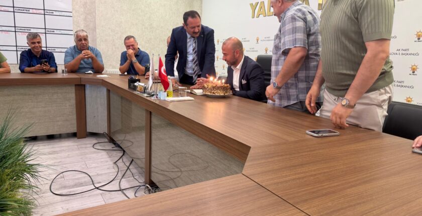 AK Parti Yalova İl Başkanı Umut Güçlü’ye Sürpriz Doğum Günü Kutlaması