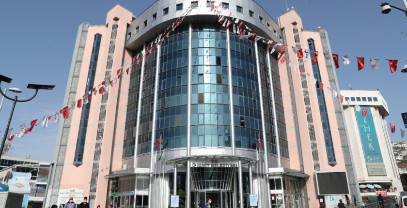İzmit Belediyesi’ne Yönelik Operasyonda Gözaltına Alınan Şüpheliler Sağlık Kontrolünden Geçirildi