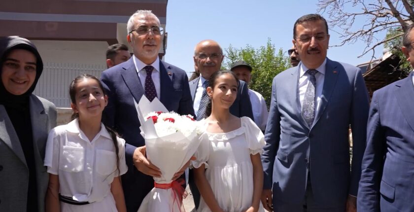 Bakan Işıkhan Malatya’da Korkmaz Ailesini Ziyaret Etti