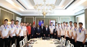 Bakan Bak Dünya Şampiyonu TVF Spor Lisesi’ni Kabul Etti