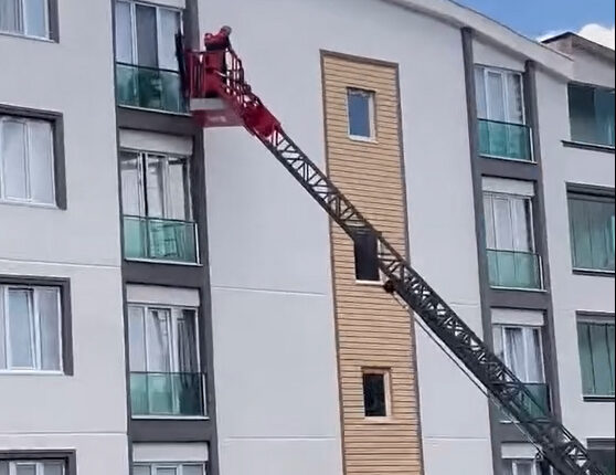 Tokat’ta 6’ncı Katın Balkonunda Sıkışan Güvercini İtfaiye Kurtardı