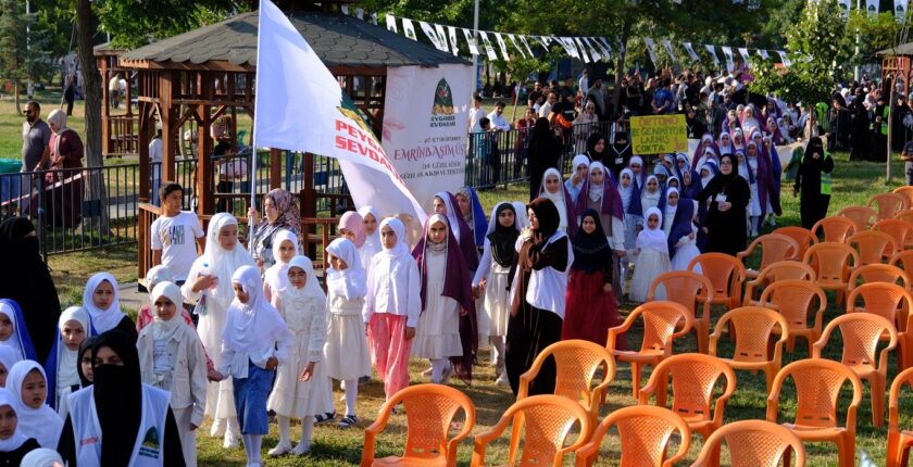 Van’da Yüzlerce Kız Çocuğu Tesettüre İlk Adımını Attı