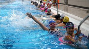 Yüzme havuzunda geleceğin sporcuları yetişiyor