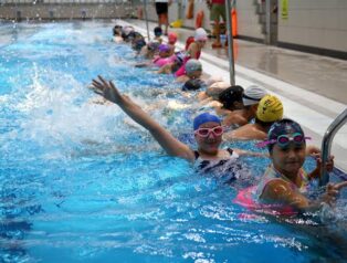 Yüzme havuzunda geleceğin sporcuları yetişiyor