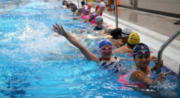 Yüzme havuzunda geleceğin sporcuları yetişiyor